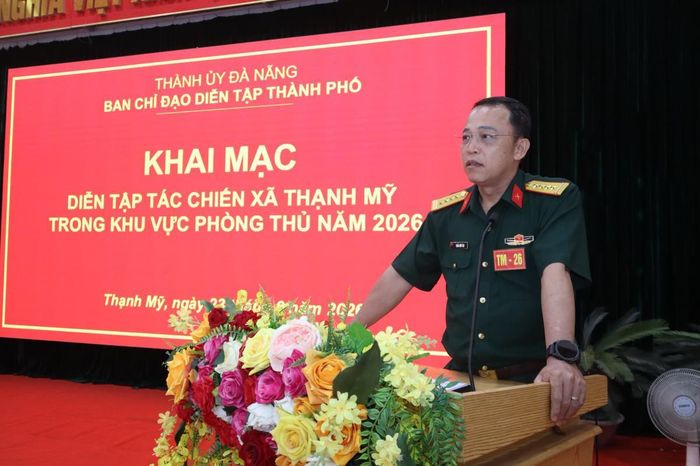 Đại tá Trần Hữu Ích phát biểu tại hội nghị.