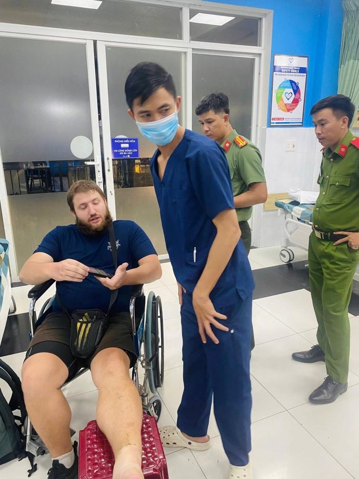 Công an xã Duy Xuyên đưa anh Baldus Kimi Marwin đến bệnh viện điều trị thương tích.