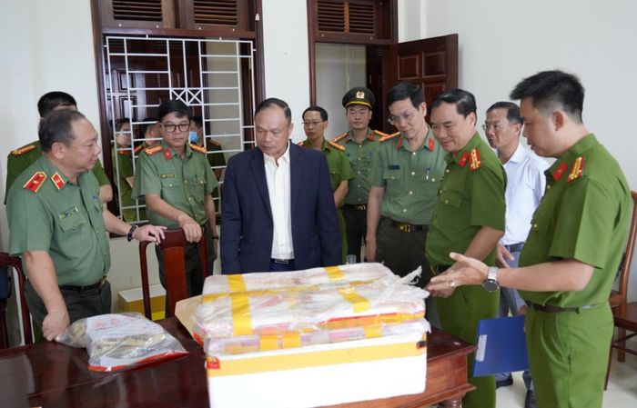 Phó Chủ tịch UBND tỉnh Gia Lai Dương Mah Tiệp; Giám đốc Công an tỉnh cùng lãnh đạo Công an tỉnh kiểm tra tang vật thu giữ trong vụ án.