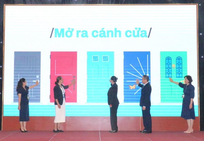 Thủ tục mở cửa ra cánh cửa