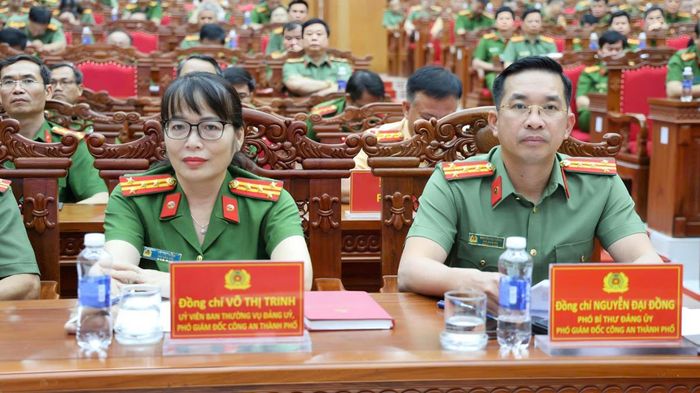 Các đồng chí trong Ban giám đốc Công an thành phố (hàng đầu) dự hội nghị tại điểm cầu Công an thành phố