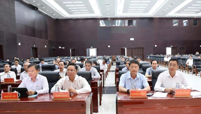Bí thư Thành ủy Lê Ngọc Quang (hàng đầu, ngoài cùng bên phải) cùng các đại biểu dự hội nghị