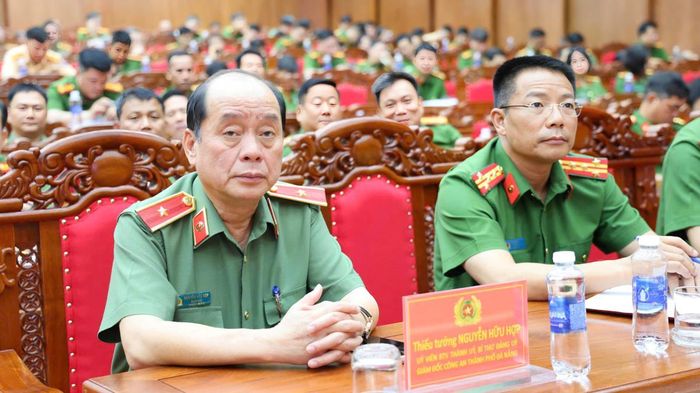 Thiếu tướng Nguyễn Hữu Hợp, giám đốc Công an thành phố (hàng đầu, bên trái) chủ trì hội nghị tại điểm cầu Công an thành phố