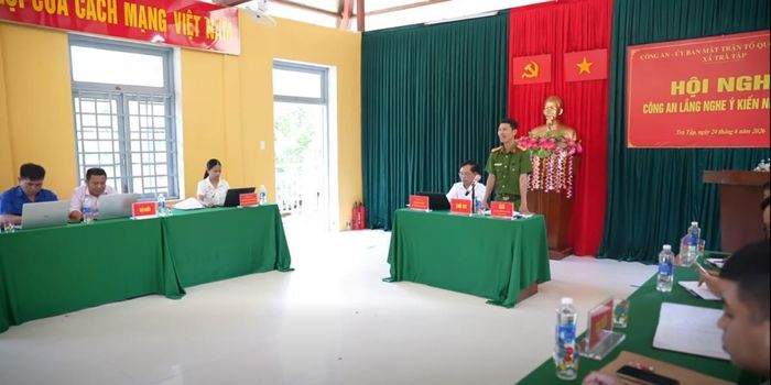 Trung tá Nguyễn Thanh Tuấn - Trưởng Công an xã Trà Tập tiếp thu các ý kiến của người dân.