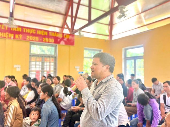 Người dân đóng góp ý kiến tại hội nghị.