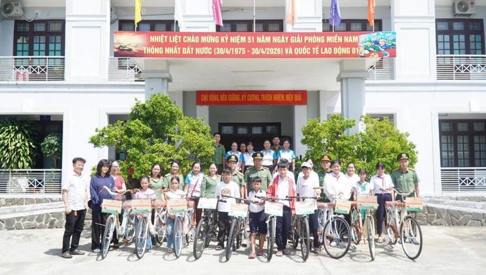 10 xe đạp được trao tặng cho các em học sinh có hoàn cảnh khó khăn.