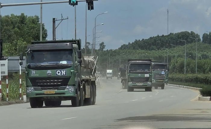 Phương tiện vận chuyển vật liệu xây dựng lưu thông trên Quốc lộ 24C rất nhiều