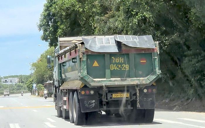 Xe làm rơi vãi đất cát ra đường