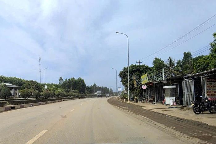 Bụi bay khắp mặt đường ảnh hưởng đời sống người dân