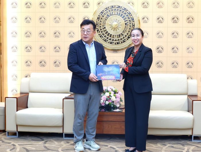 Phó Chủ tịch UBND TP Đà Nẵng Nguyễn Thị Anh Thi tặng quà lưu niệm cho Đoàn đại biểu Hội Nhà báo Hàn Quốc. Ảnh: P.T