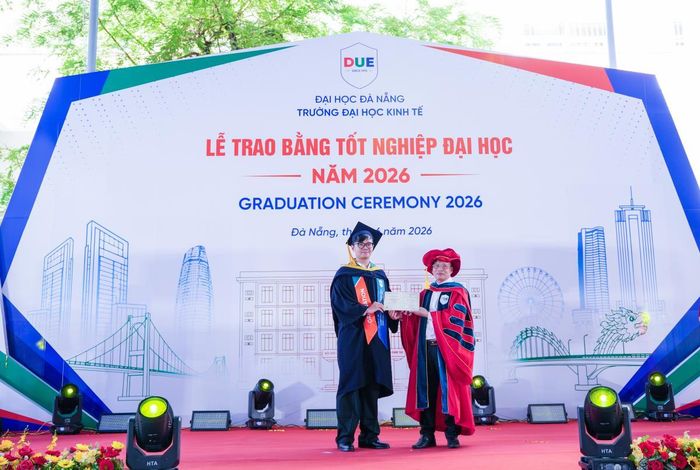 GS. TS. Ngô Văn Hà - Trưởng Khoa Lý luận chính trị trường ĐHKT Đà Nẵng trao Bằng tốt nghiệp cho tân cử nhân đợt 2-2026.