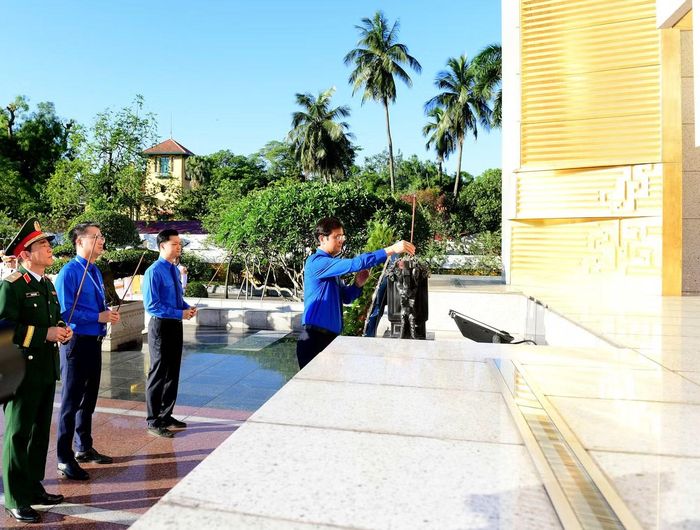 Đại biểu dâng hương tưởng niệm các Anh hùng Liệt sĩ.