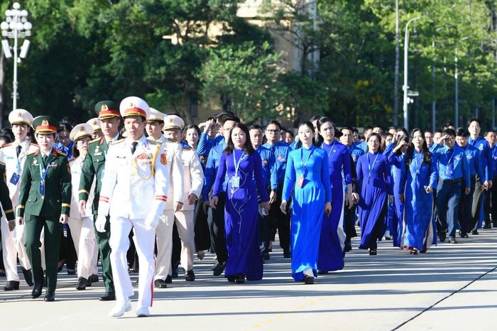 Các đại biểu vào Lăng viếng Chủ tịch Hồ Chí Minh.
