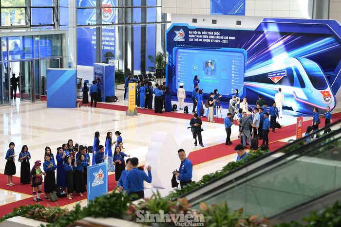 Từ sáng sớm, khu vực sảnh chính, các cụm tiểu cảnh, pano, biểu tượng Đại hội và không gian triển lãm đã trở thành điểm "check-in" thu hút đông đảo đại biểu. Trong màu áo xanh quen thuộc, những gương mặt trẻ tiêu biểu đại diện cho hàng triệu đoàn viên, thanh niên cả nước không giấu được niềm vui và sự tự hào khi có mặt tại ngày hội lớn của tuổi trẻ Việt Nam.