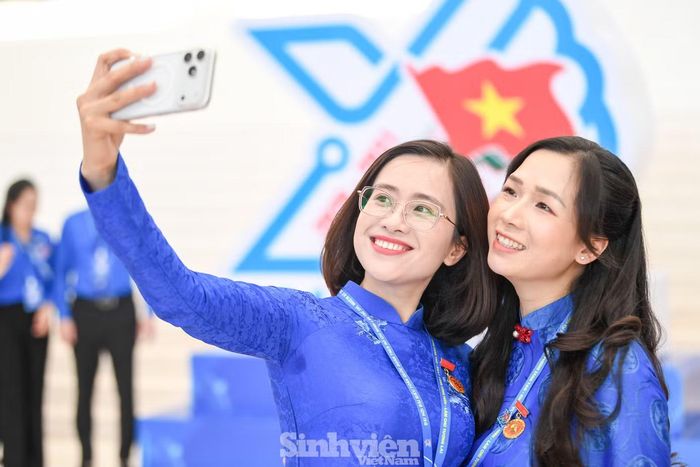 Nhiều đại biểu tranh thủ ghi lại những bức ảnh kỷ niệm cùng đoàn đại biểu địa phương, đơn vị; chụp ảnh với biểu trưng Đại hội, hay chia sẻ những hình ảnh đầu tiên lên mạng xã hội. Không khí sôi nổi, tươi trẻ và tràn đầy năng lượng lan tỏa khắp khuôn viên Trung tâm Hội nghị Quốc gia.