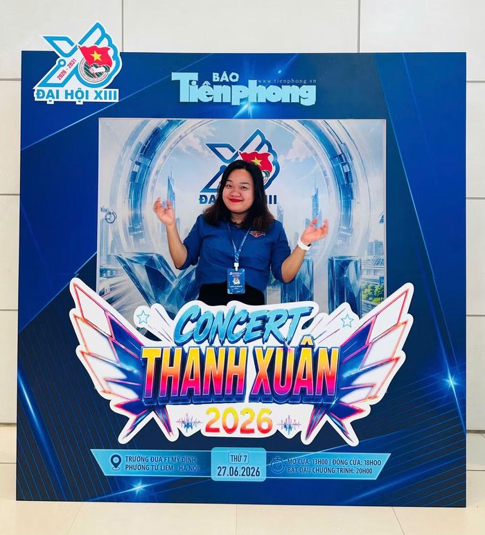 ThS. Nguyễn Thị Khánh Trà - Bí thư Đoàn Thanh niên Đại học Phenikaa chụp ảnh tại khu vực gian trưng bày của Báo Tiền Phong tại Đại hội.