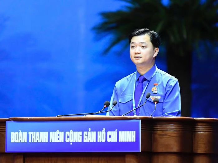 Anh Nguyễn Minh Triết - Ủy viên dự khuyết T.Ư Đảng, Bí thư thường trực T.Ư Đoàn, đã trình bày tóm tắt Dự thảo Báo cáo chính trị trình Đại hội.
