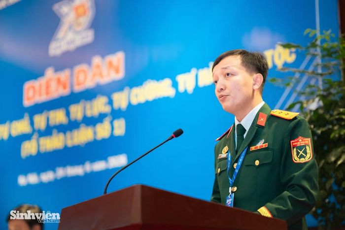 Trung tá Võ Thành Nhân trình bày tham luận tại Diễn đàn.