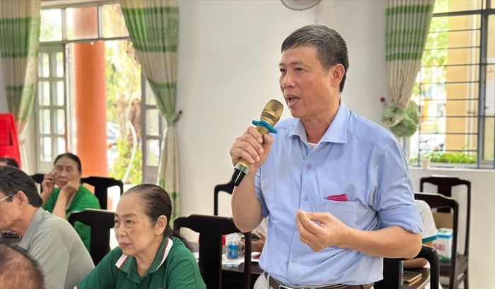 Người dân nêu ý kiến tại Hội nghị triển khai Đề án và kế hoạch sắp xếp các khu phố trên địa bàn phường Phú Lợi. ẢNH: TÂM TRANG