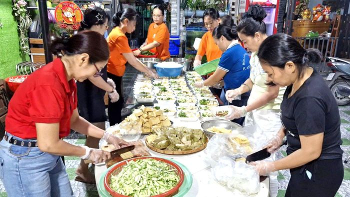 Ban điều hành khu phố 6, phường An Phú Đông (TPHCM) cùng mạnh thường quân chuẩn bị những suất cơm nghĩa tình gửi tặng người dân khó khăn. Ảnh: ĐÔNG SƠN