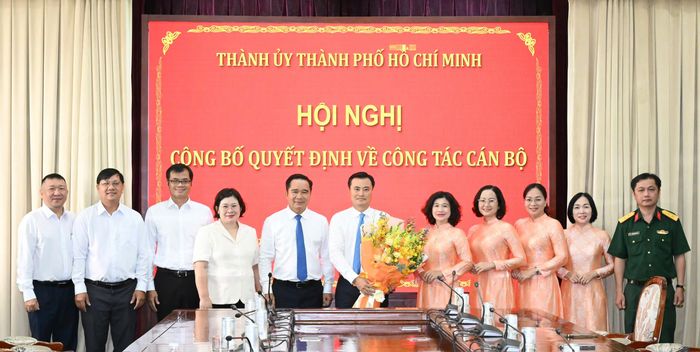  Đồng chí Nguyễn Văn Được, đồng chí Văn Thị Bạch Tuyết cùng các đại biểu chúc mừng đồng chí Bùi Xuân Cường. Ảnh: VIỆT DŨNG 