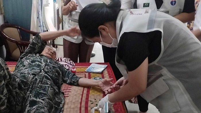  Đội chăm sóc sức khỏe liên tục gắn với địa bàn dân cư trên địa bàn xã Thái Mỹ (TPHCM) thăm khám cho người dân 