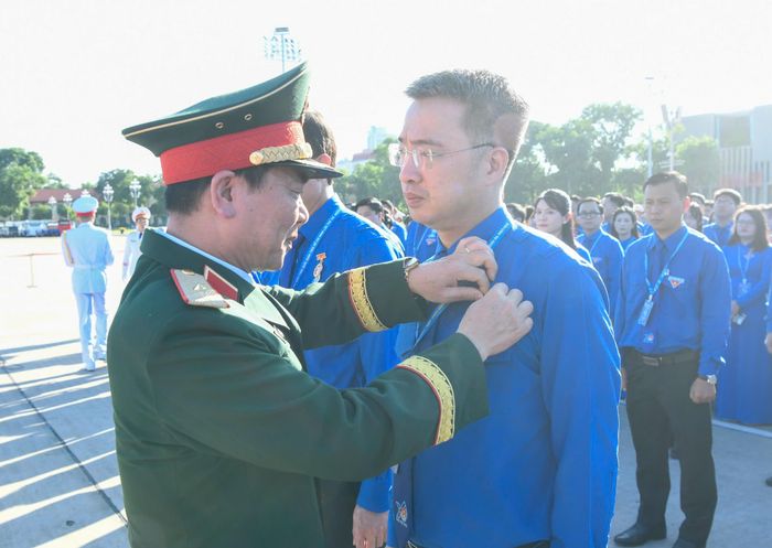  Thiếu tướng Phạm Văn Hiếu, Chính ủy Bộ Tư lệnh Lăng Chủ tịch Hồ Chí Minh trao tặng Huy hiệu Bác Hồ cho các đồng chí trong Ban Bí thư Trung ương Đoàn. Ảnh: QUANG PHÚC 