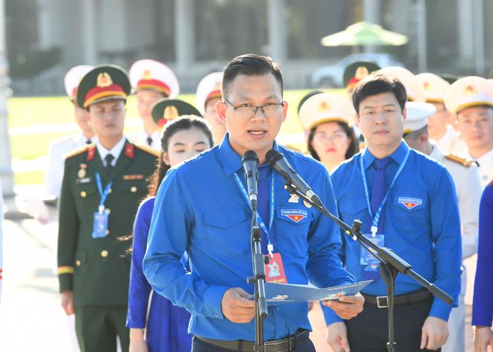  Đồng chí Phạm Quang Thắng, Bí thư Đoàn Ban Quản lý Khu Nông nghiệp công nghệ cao TPHCM thay mặt tuổi trẻ cả nước báo công dâng Bác. Ảnh: QUANG PHÚC 