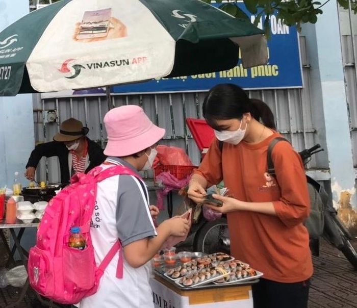 Một xe thức ăn nhà làm bày bán trước cổng trường học ở TPHCM (ẢNH: KIM HUYỀN)