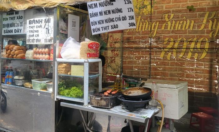 Một điểm bán thức ăn đường phố tại TPHCM. Ảnh: Minh Khuê