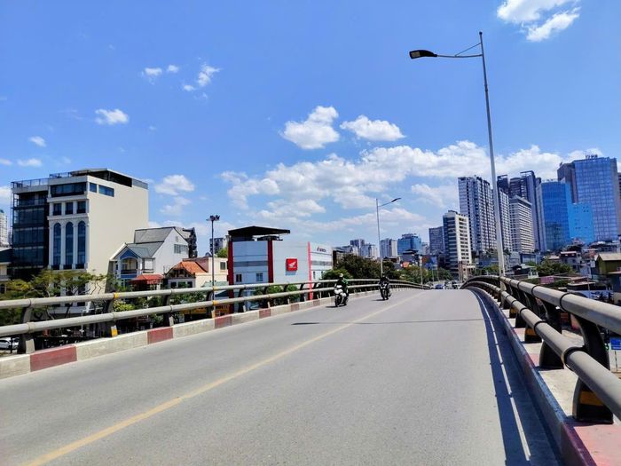  Nắng như thiêu đốt khiến nhiều tuyến đường ở Hà Nội trở nên thông thoáng khác thường. Ảnh: NGUYỄN QUỐC 