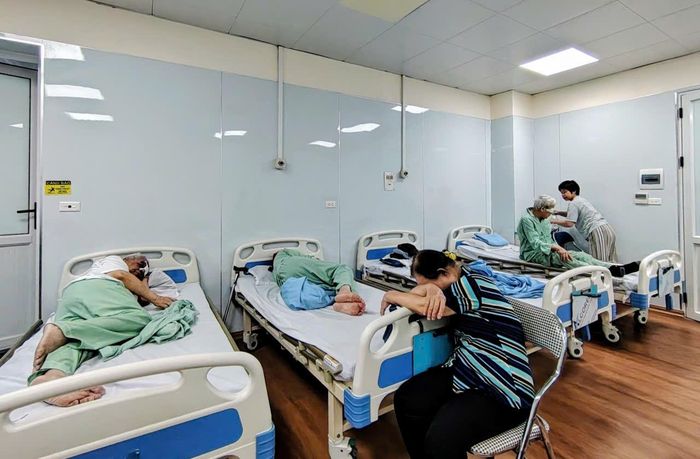  Nhiều phòng điều trị ở Bệnh viện Hữu nghị Việt Xô kín bệnh nhân do ảnh hưởng nắng nóng. Ảnh: NGUYỄN QUỐC 