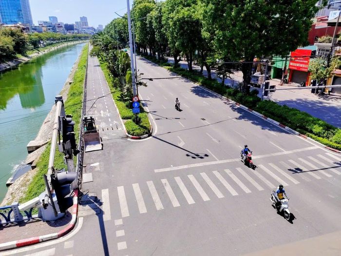  Nắng nóng gay gắt khiến nhiều tuyến đường ở Hà Nội trở nên vắng vẻ hơn. Ảnh: NGUYỄN QUỐC 