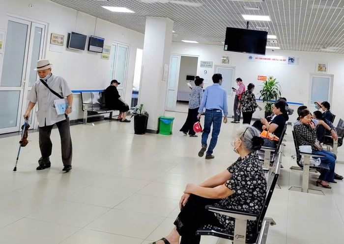  Nắng nóng gay gắt kéo dài ảnh hưởng lớn đến sức khỏe người cao tuổi. Ảnh: NGUYỄN QUỐC 