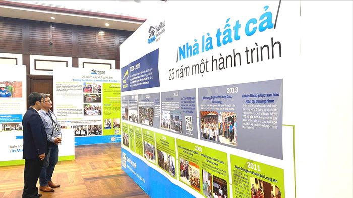 Khu vực trưng bày những dấu mốc nổi bật trong hành trình 25 năm hoạt động của Habitat for Humanity Việt Nam