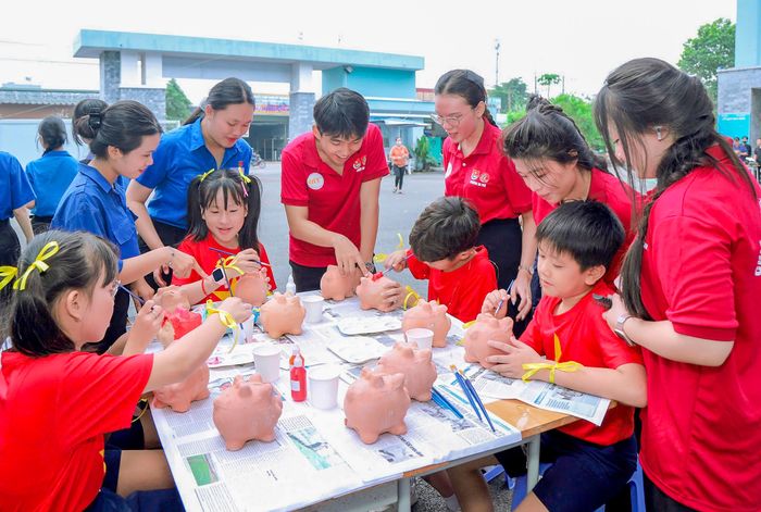  Đoàn viên thanh niên vui hè cùng thiếu nhi phường An Phú Đông 