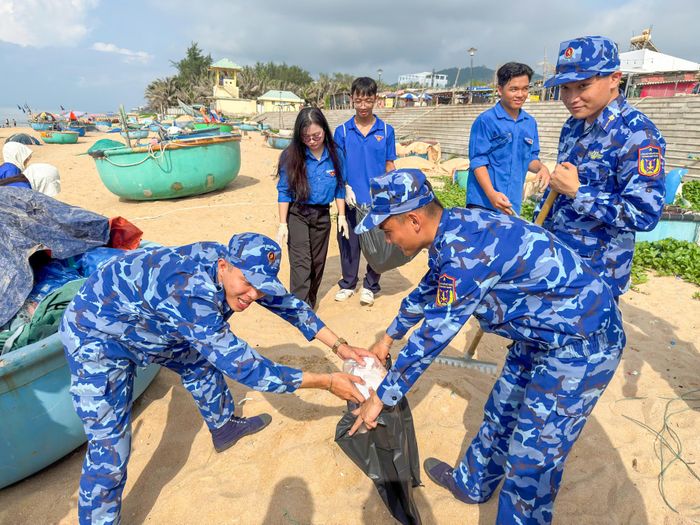  Đoàn viên, thanh niên Bộ Tư lệnh Vùng Cảnh sát biển 3 cùng đoàn viên, thanh niên địa phương thu gom rác thải, làm sạch môi trường biển tại xã Phước Hải 