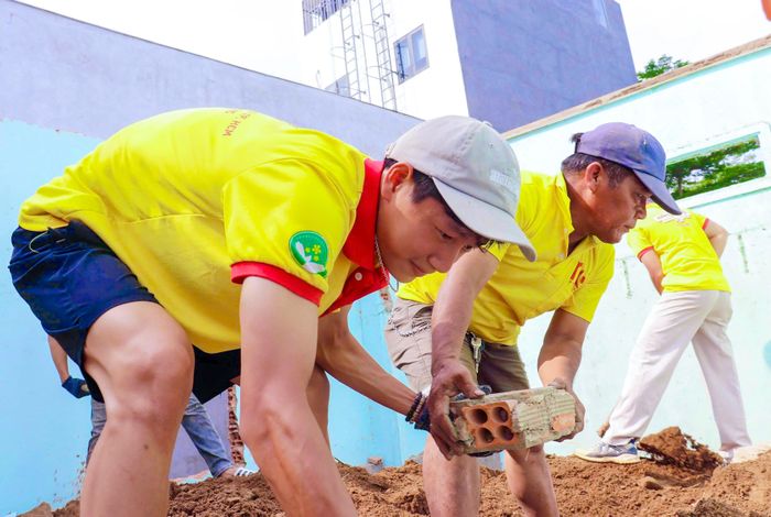  Sinh viên tình nguyện hỗ trợ sửa chữa nhà cho người dân xã Hiệp Phước (TPHCM) 