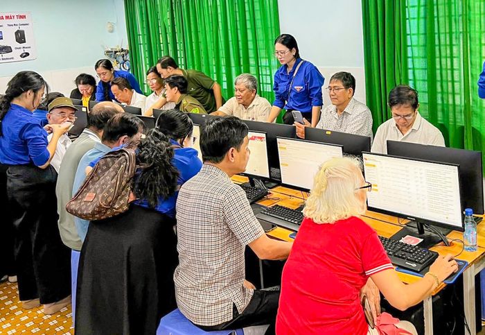  Văn phòng Đảng ủy phường Phú Thạnh phối hợp Đoàn phường và Đội hình Mùa hè xanh Trường ĐH Khoa học Xã hội và Nhân văn, ĐHQG TPHCM tập huấn, hướng dẫn đảng viên thực hiện thủ tục thu, nộp đảng phí trên môi trường điện tử 