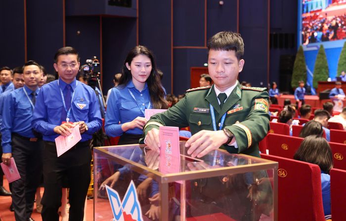 Các đại biểu bỏ phiếu bầu Ban Chấp hành Trung ương Đoàn khóa XIII, nhiệm kỳ 2026-2031. Ảnh: QUANG PHÚC