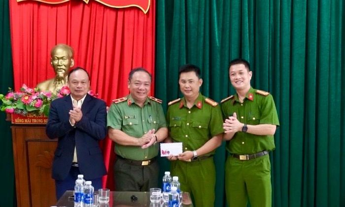  Thiếu tướng Lê Quang Nhân, Giám đốc Công an tỉnh trao khen cho tập thể Phòng CSĐT tội phạm về ma túy Công an tỉnh. Ảnh: Công an Gia Lai 