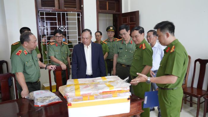  Ông Dương Mah Tiệp, Phó Chủ tịch UBND tỉnh; Thiếu tướng Lê Quang Nhân, Giám đốc Công an tỉnh cùng lãnh đạo Công an tỉnh kiểm tra tang vật thu giữ trong vụ án. Ảnh: Công an Gia Lai 
