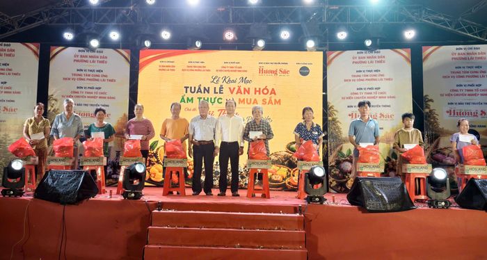 Tại lễ khai mạc, ban tổ chức trao tặng nhiều phần quà ý nghĩa cho các hộ gia đình khó khăn trên địa bàn