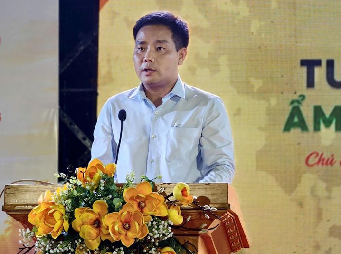 Phó Chủ tịch UBND phường Lái Thiêu Trần Thế Phong phát biểu khai mạc Tuần lễ văn hóa, ẩm thực, mua sắm