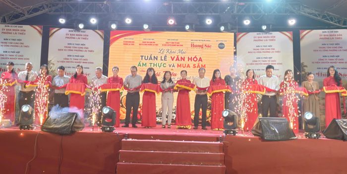 Nghi thức cắt băng khánh thành, khai mạc tuần lễ