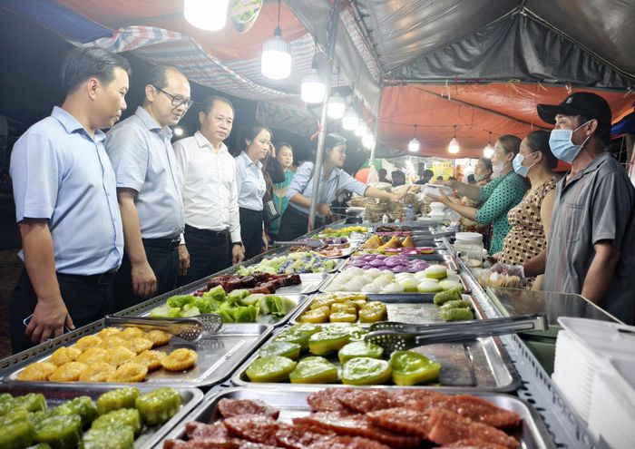 Sau lễ khai mạc, lãnh đạo phường tham quan các gian hàng ẩm thực, mua sắm