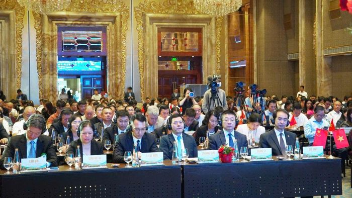 Các đại biểu phía Trung Quốc tham dự diễn đàn. Ảnh: NGUYỄN THỦY