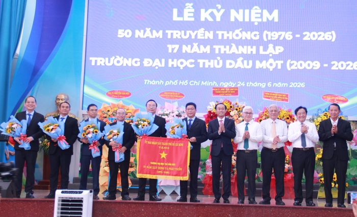  Nghi thức nhận cờ truyền thống của UBND TPHCM 