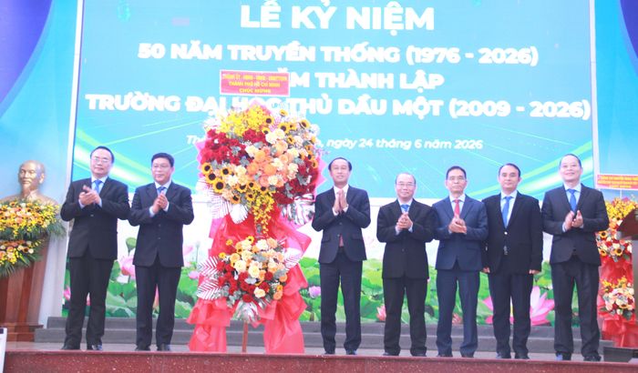  Lãnh đạo TPHCM tặng hoa chúc mừng tập thể nhà trường 