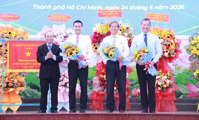  Lãnh đạo Trường Đại học Thủ Dầu Một tặng hoa tri ân các thế hệ lãnh đạo, cán bộ, giảng viên qua các thời kỳ 